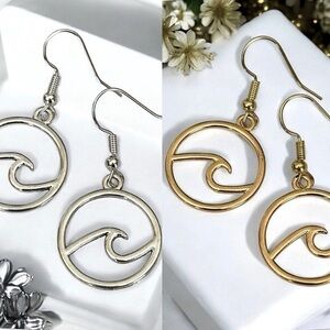2 Pr. Ocean Wave Earrings Silver and Gold